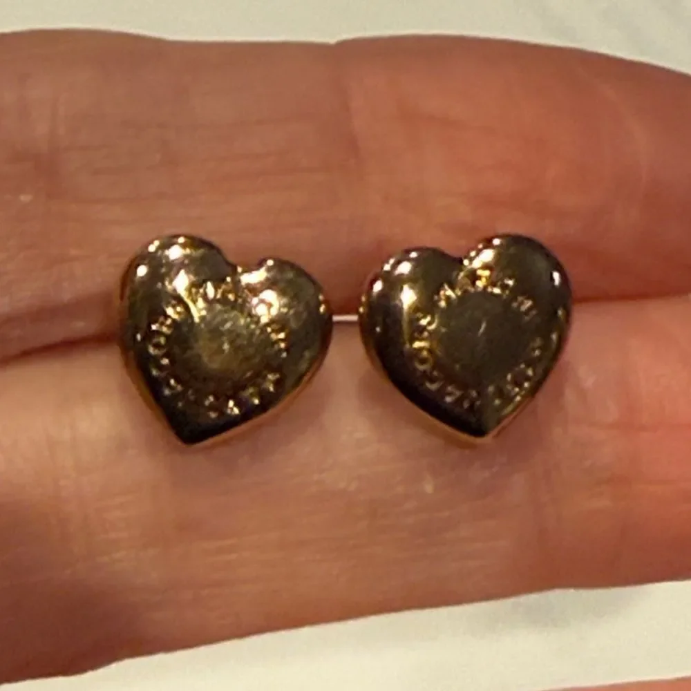 MARC JACOBS HEART STUD EARRINGS GOLD TONE